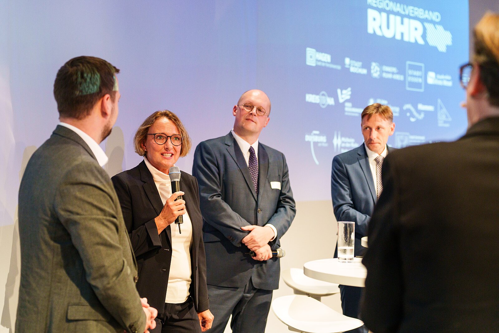 Referenten während einer Podiumsdiskussion