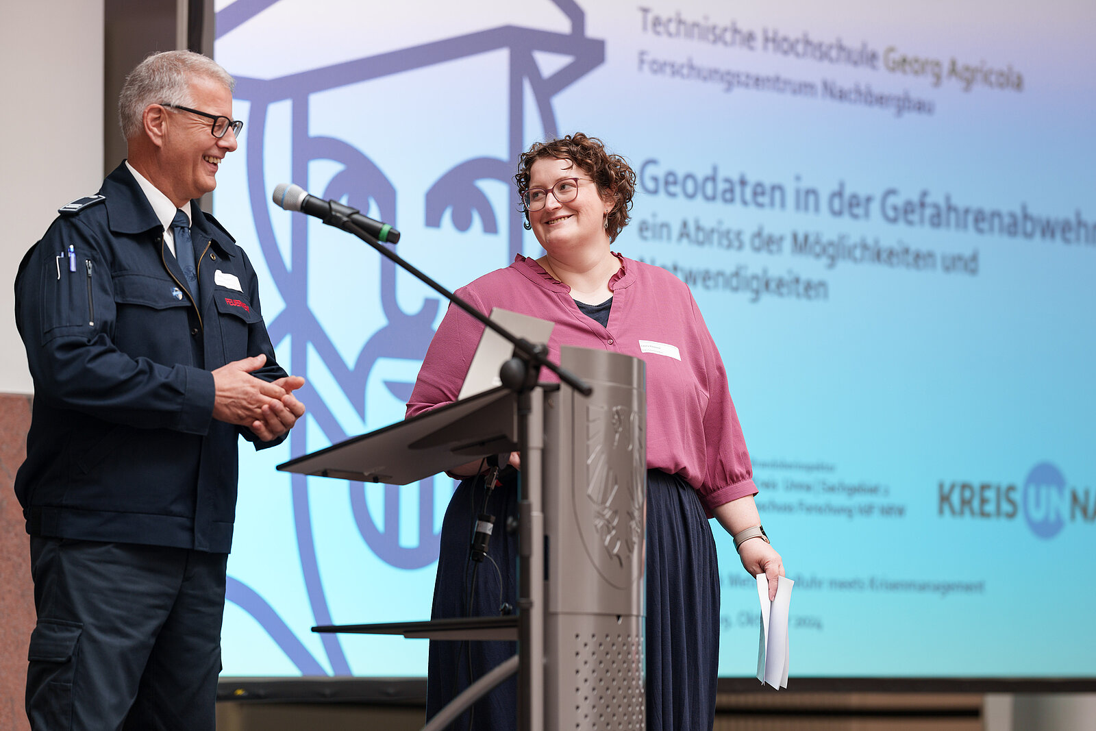 Dr. Bodo Bernsdorf und Laura Klement auf der Bühne