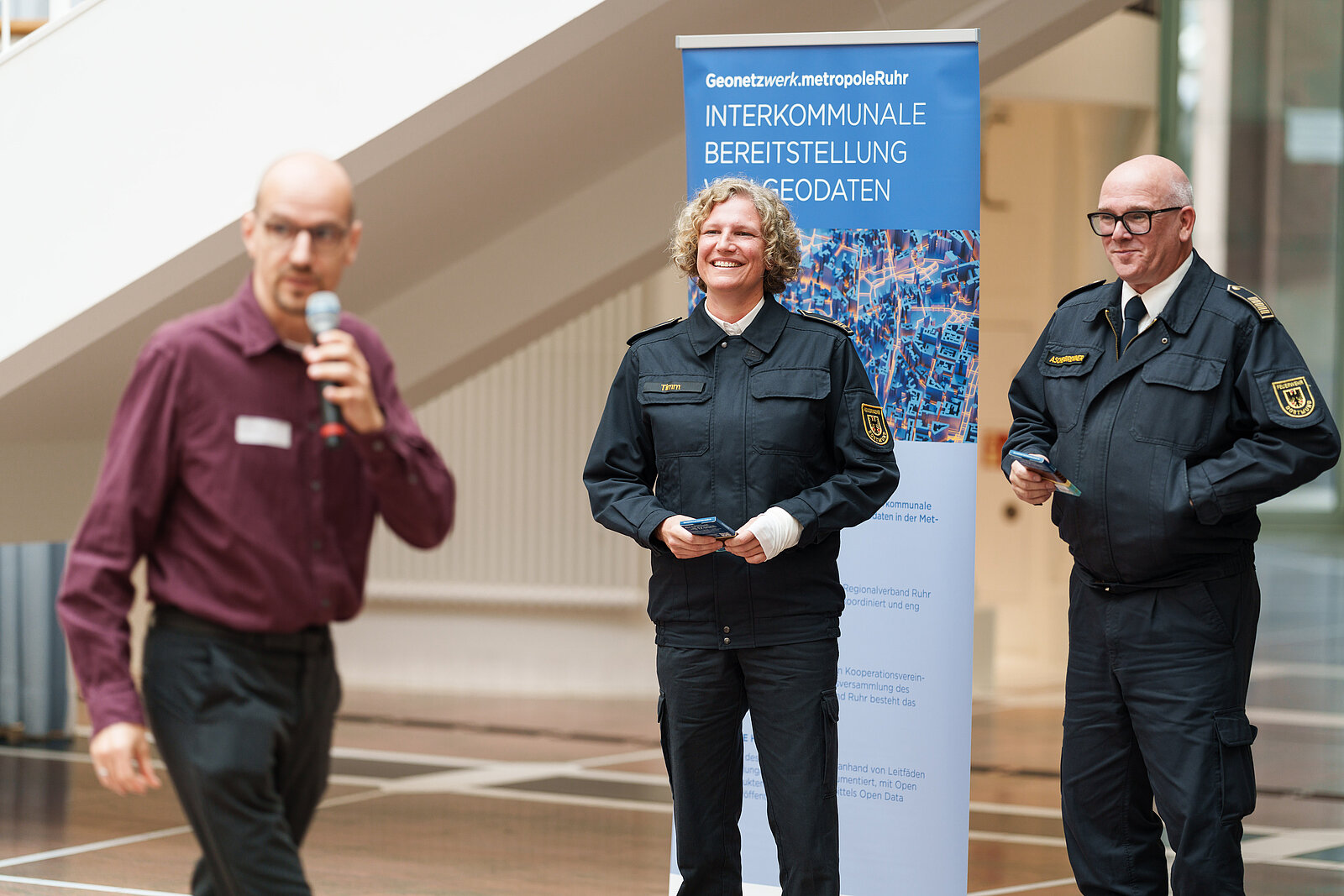 Katharina Timm und Dirk Aschenbrenner von der Feuerwehr Dortmund bei der Diskussion
