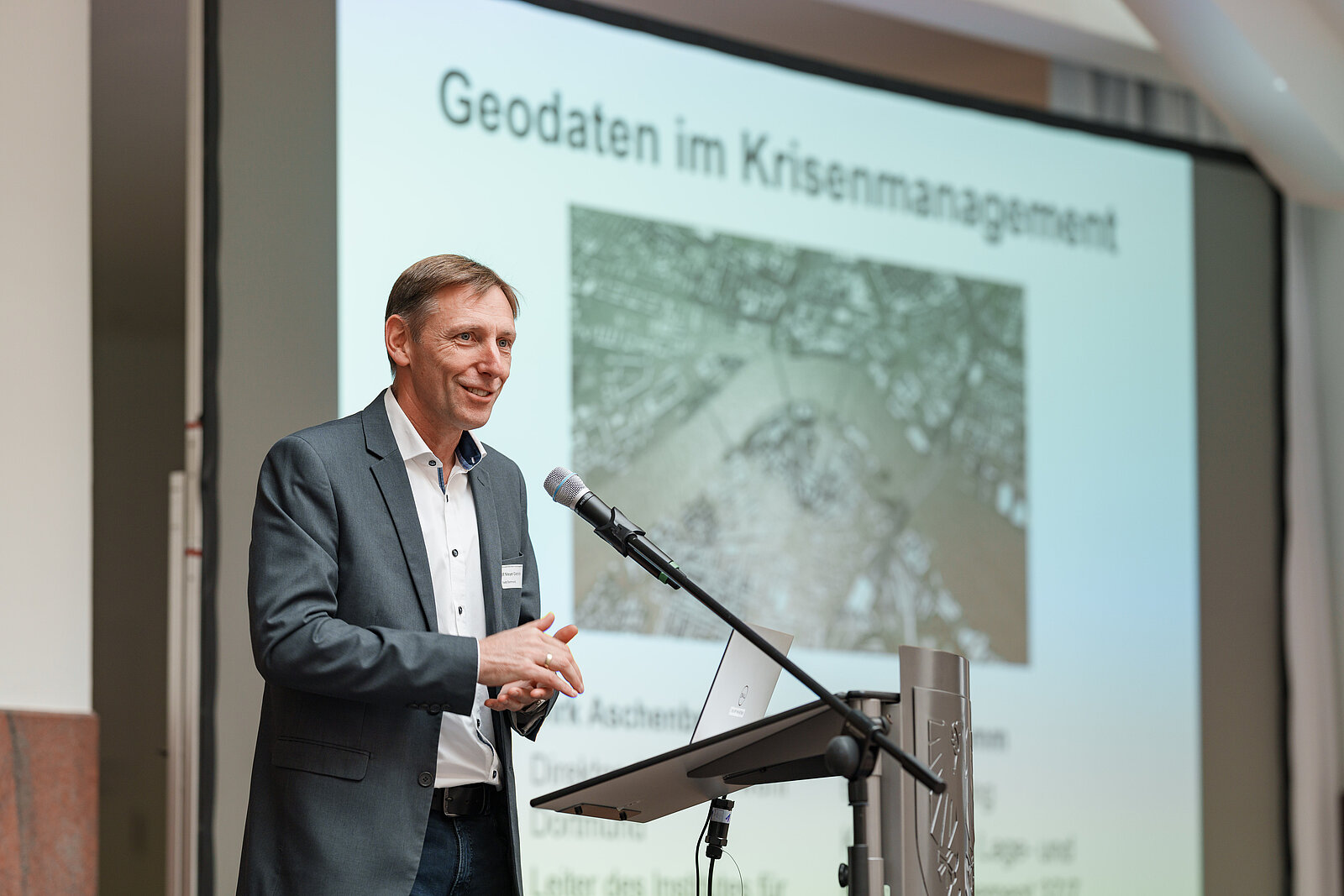 Ulf Meyer-Dietrich (Stadt Dortmund) bei der Begrüßung