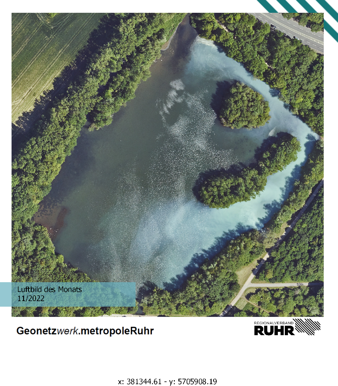 Luftbild des Monats November 2022. Ein Teich mit teilweise hellblauer Einfärbung.