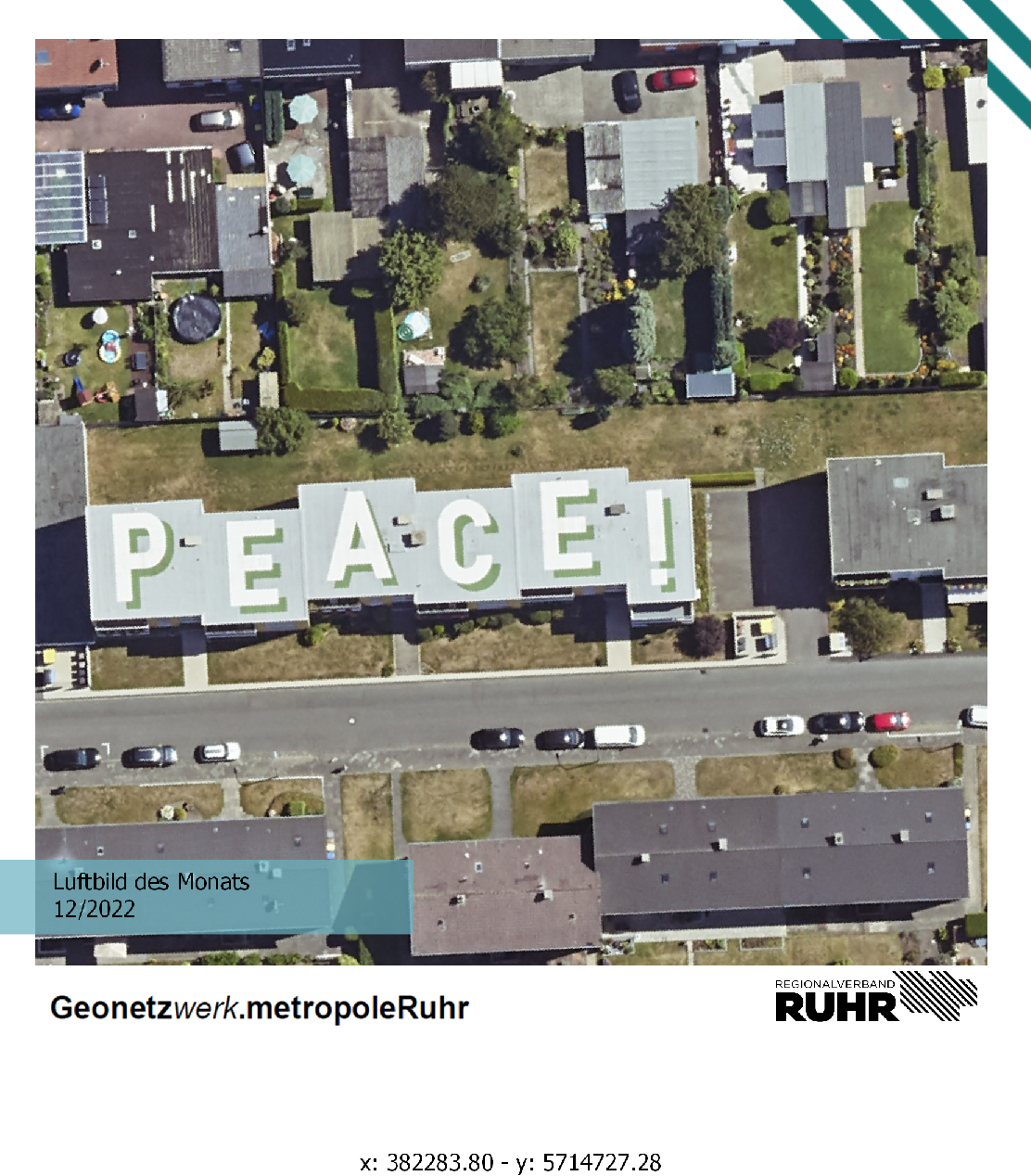 Luftbild des Monats Dezember 2022 mit einem "Peace"-Graffiti auf dem Dach eines Hauses in Castrop-Rauxel.