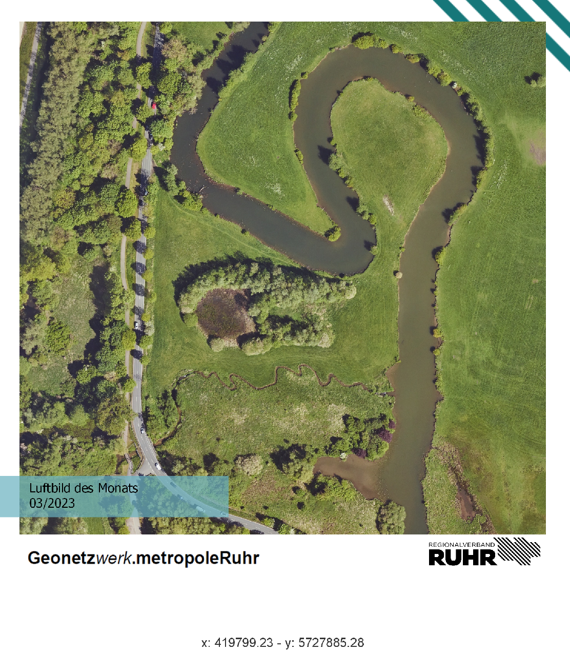 Luftbild des Monats 2023 mit dem Mühlengraben in Hamm. Man sieht einen sich Mäandernden Fluss mit Nebenarmen. 