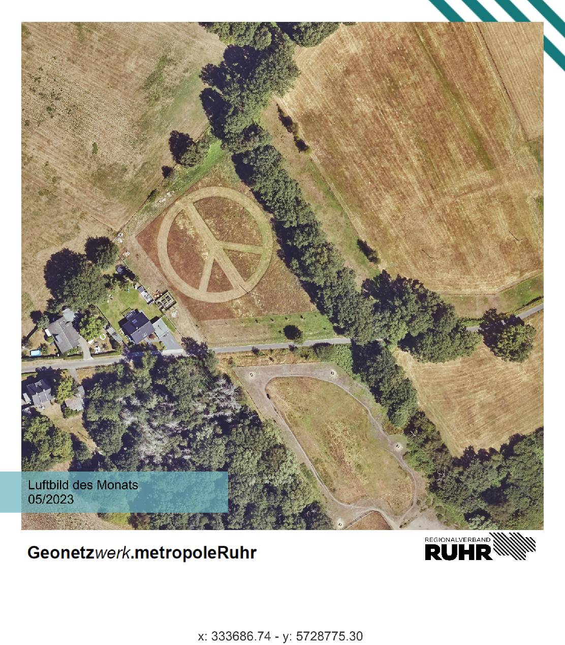 Luftbild des Monats Mai 2022 mit einem Peace-Zeichen auf einem Feld der Stadt Wesel.