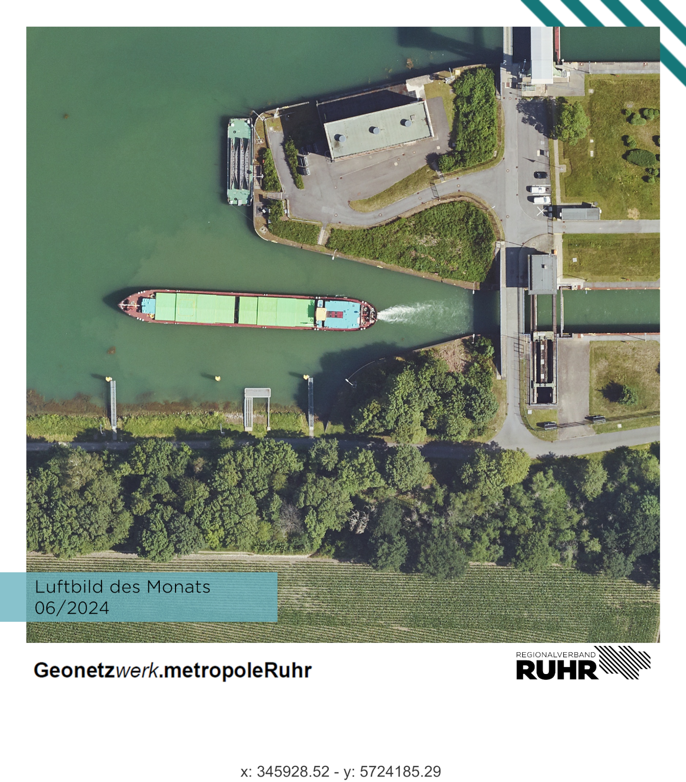 Schleuse des Wesel-Datteln-Kanalmit passierendem Containerschiff