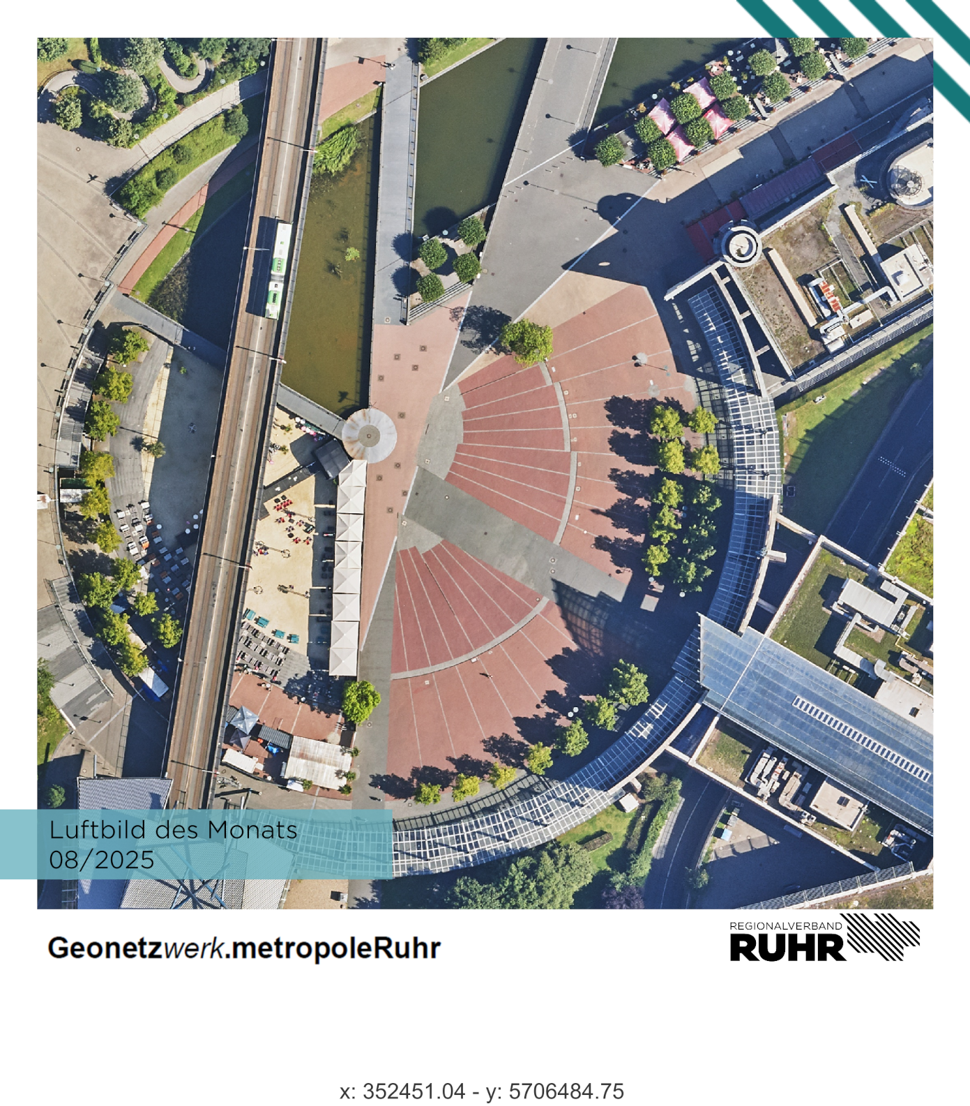 Runder Platz an der CentrO-Probmenade mit Beach-Lokal. Ein Bus ist auf der Bustrasse zu sehen, welche über den Platz entlang führt. 