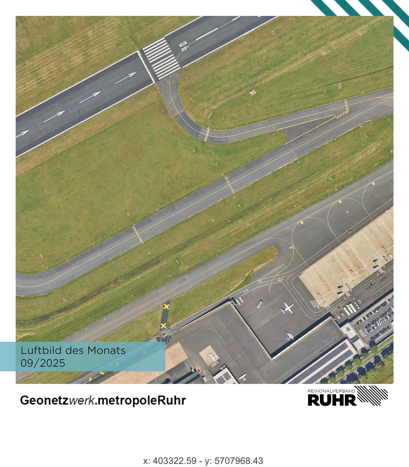 Dortmunder Flughafen, einige kleine Flugzeuge sind zu sehen, sowie die Zufuhrstraßen zur Landebahn.