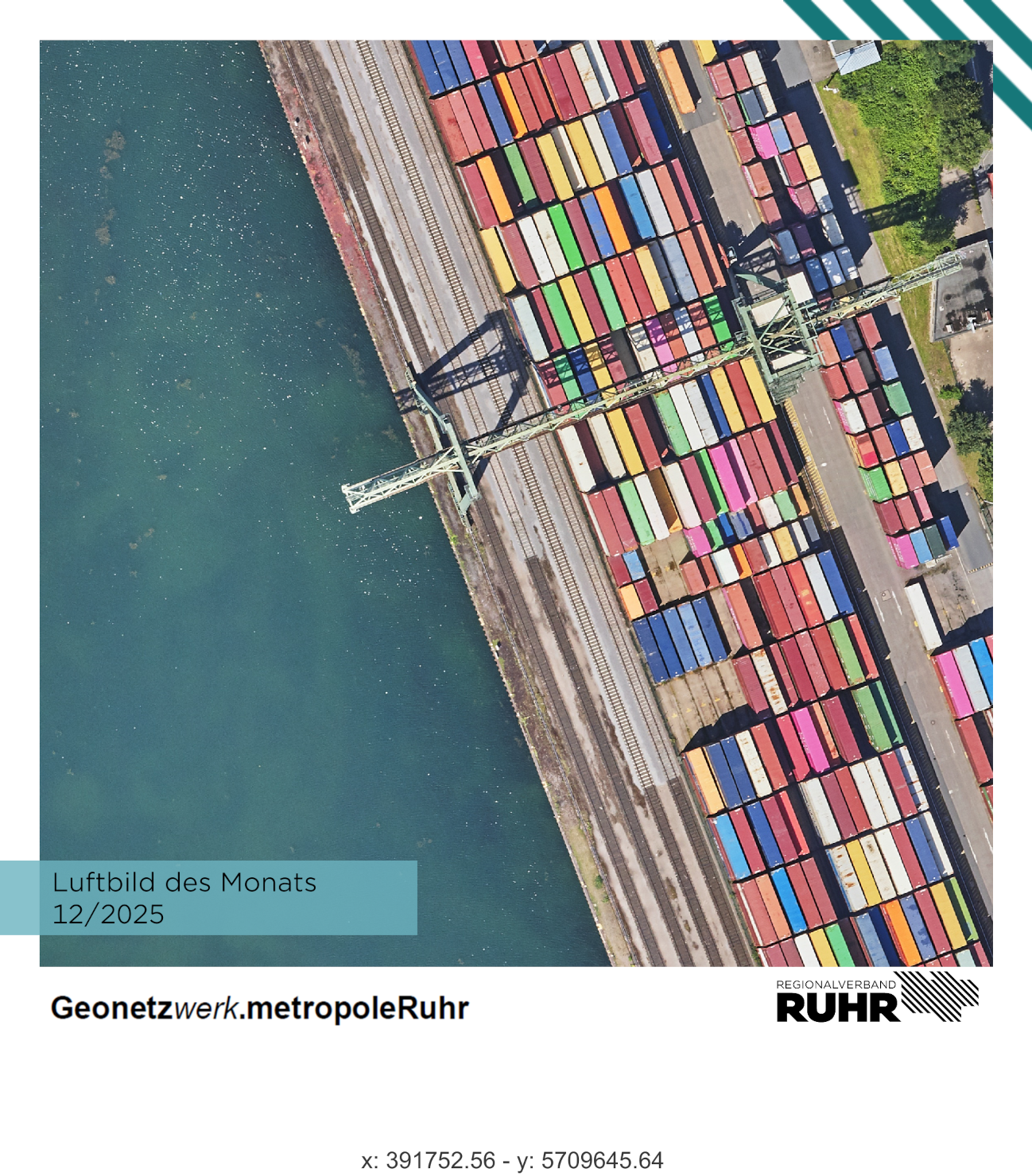 Bunte Container am Dortmunder Hafen neben Kran und Hafenbecken.