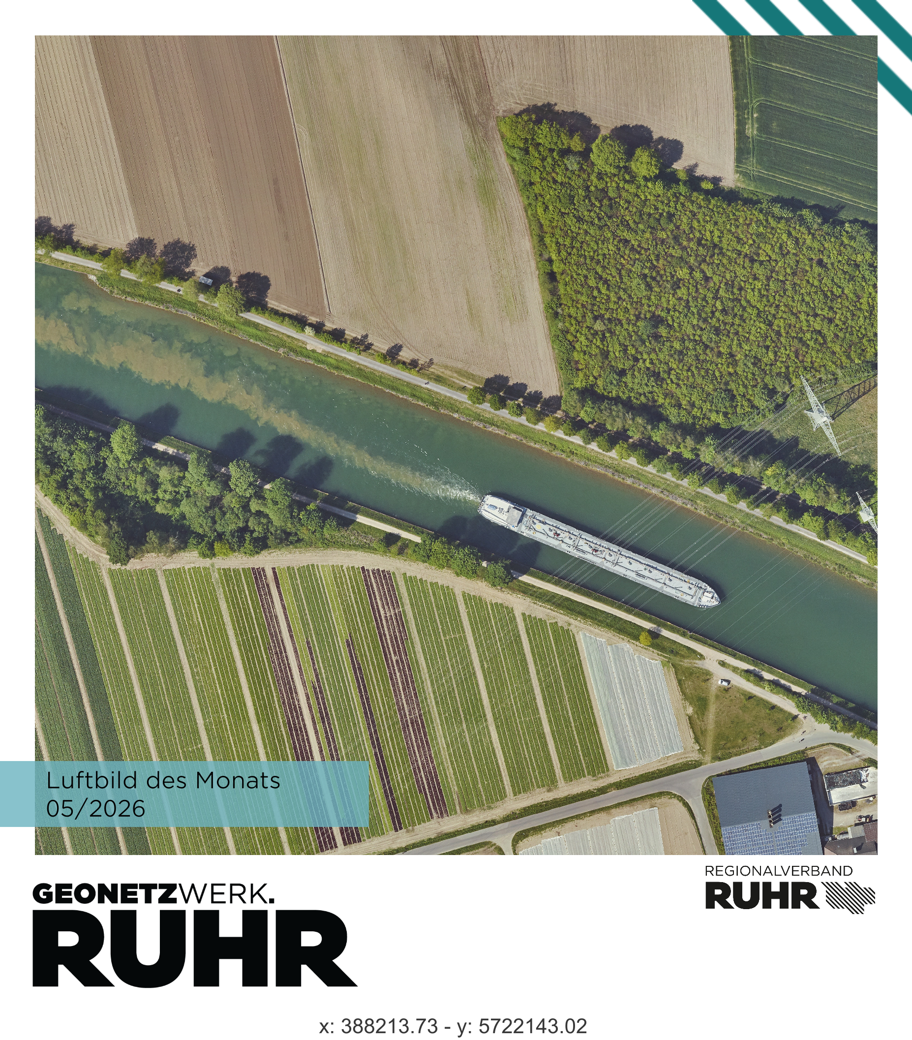 Frachtschiff auf dem Datteln-Hamm-Kanal. Südlich Felder mit Reihenbepflanzung.