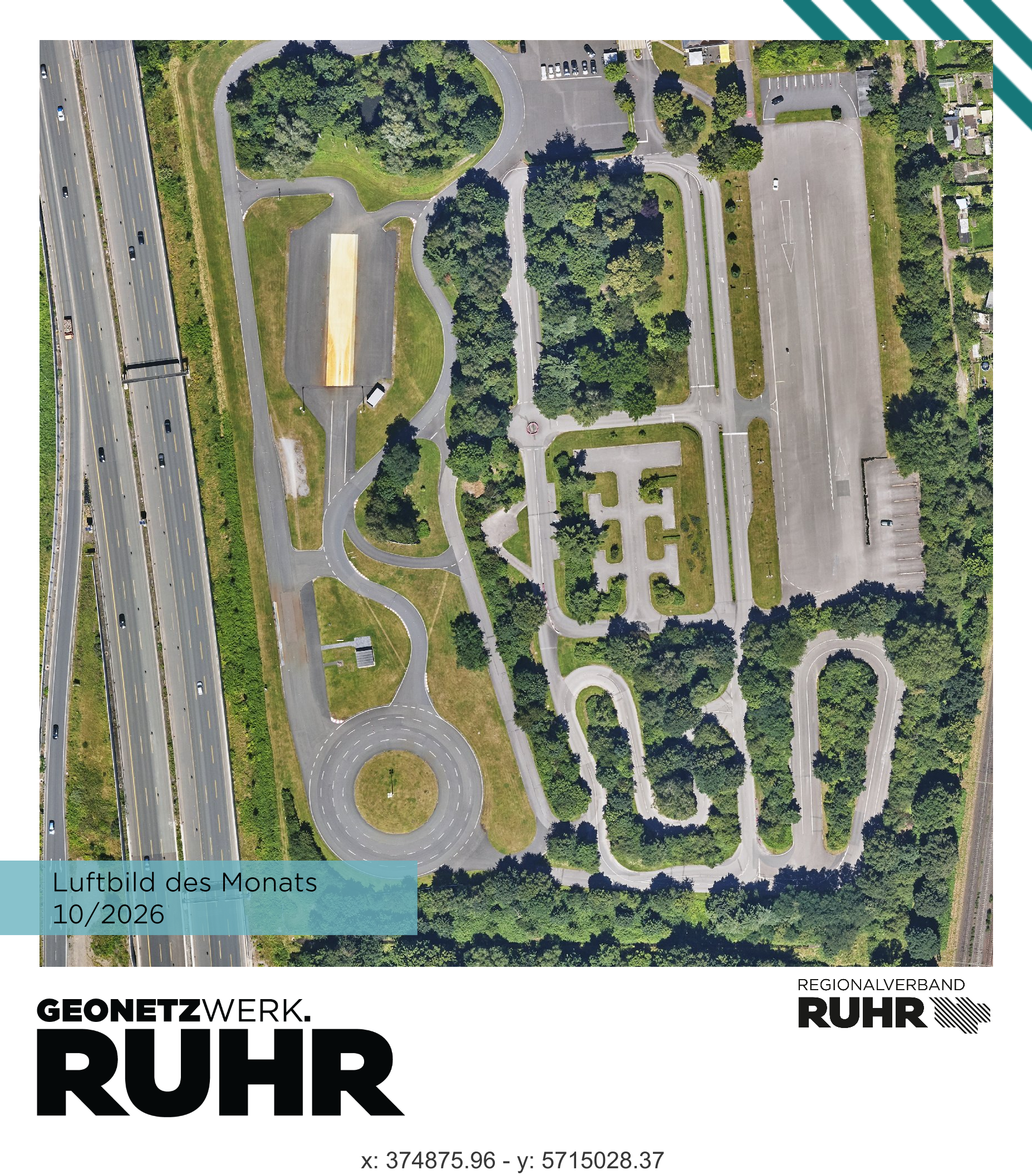 Verkehrsübungsplatz mit Kreuzungen und Windungen neben einer Autobahn