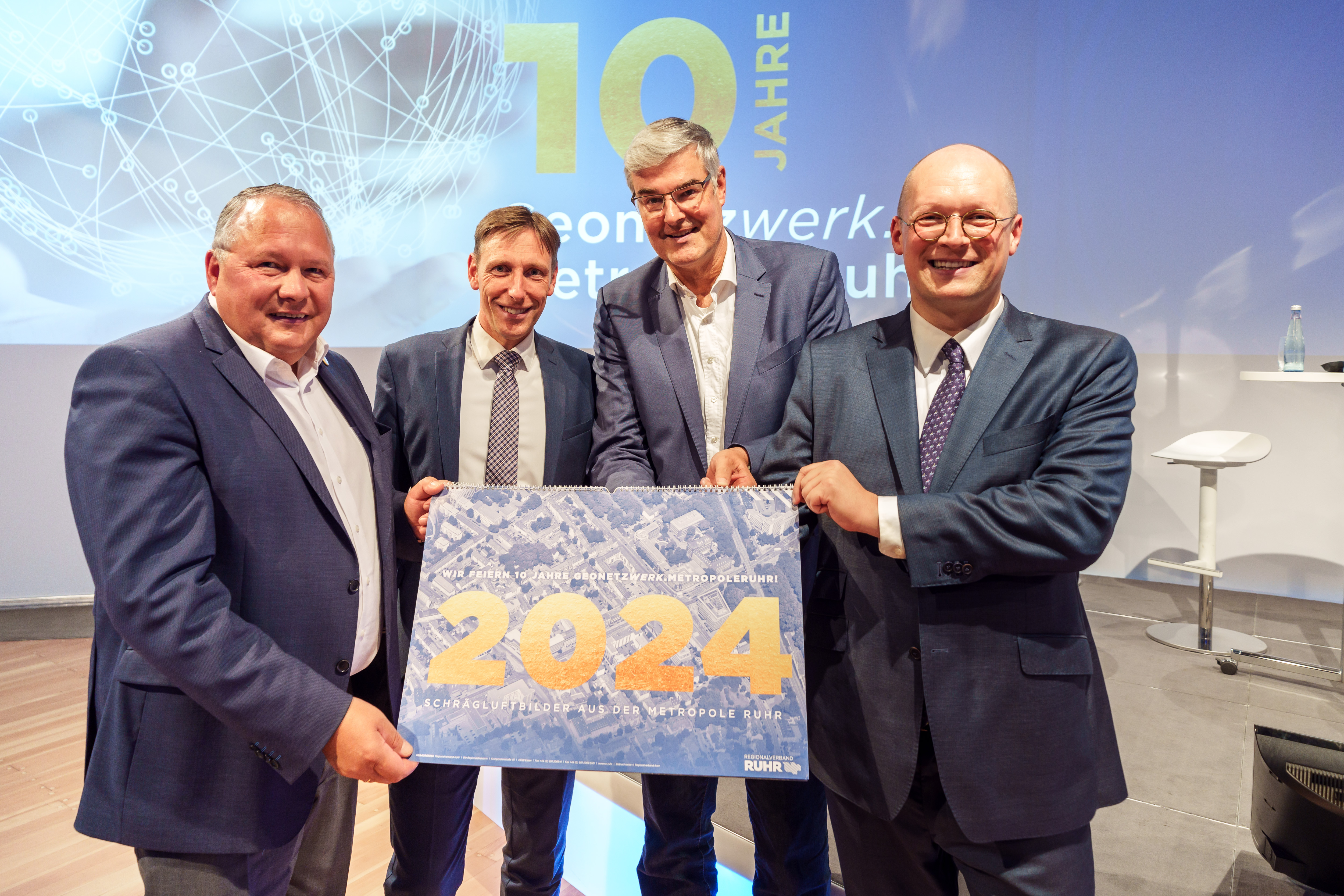 v.li: Josef Hovenjürgen (Parlamentarischer Staatssekretär des Ministeriums Heimat, Kommunales, Bau und Digitalisierung des Landes NRW), Ulf Meyer-Dietrich (Lenkungskreissprecher des Geonetzwerk.metropoleRuhr), Markus Schlüter (Stellvertretender Regionaldirektor RVR), Stefan Kuczera (RVR-Beigeordneter Planung)