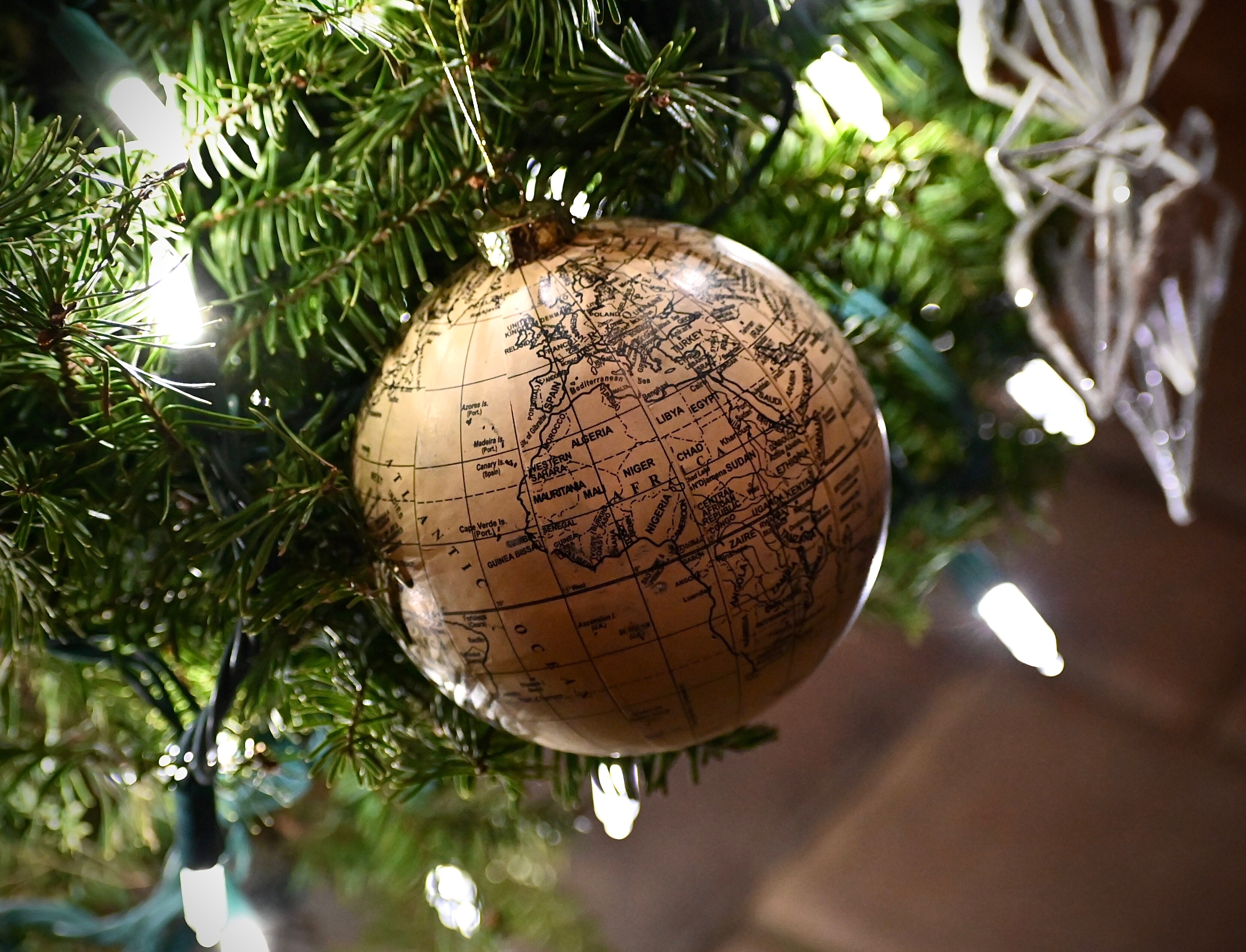 Weltkugel als Christbaumkugel am Baum