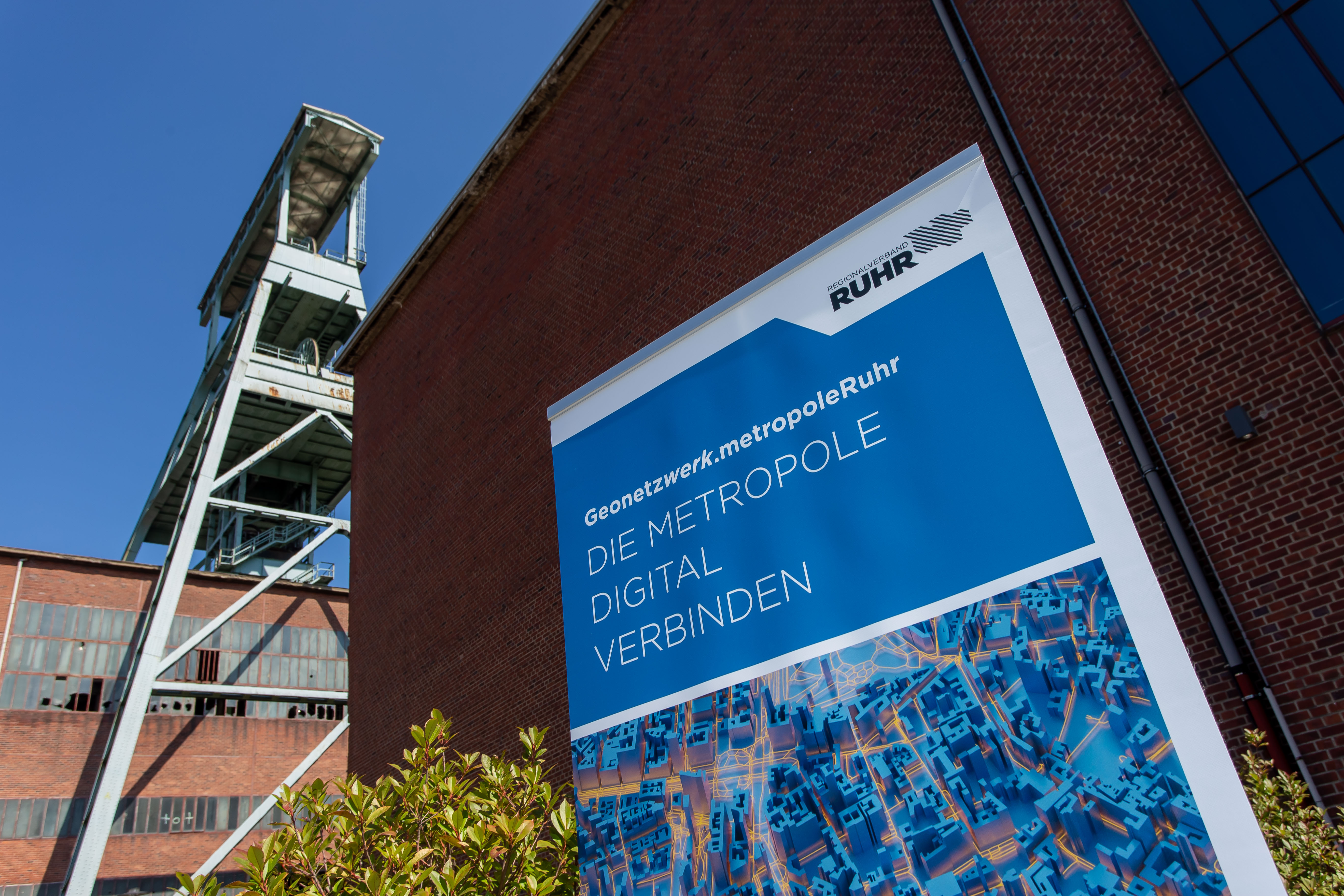 Roll-Up des Geonetzwerk vor Industriekulisse