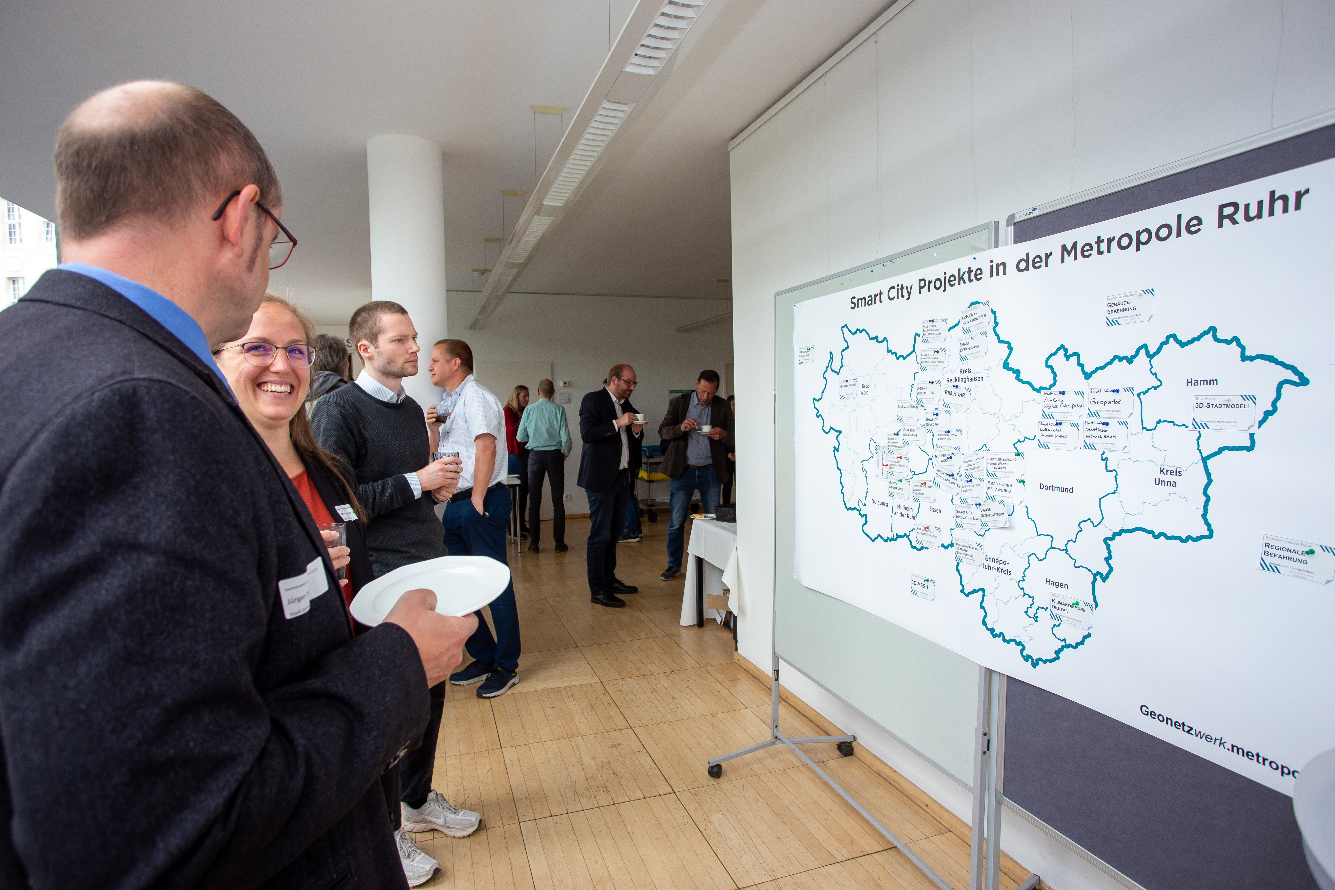 Teilnehmende sammeln Smart City Projekte der Metropole Ruhr auf einer Karte