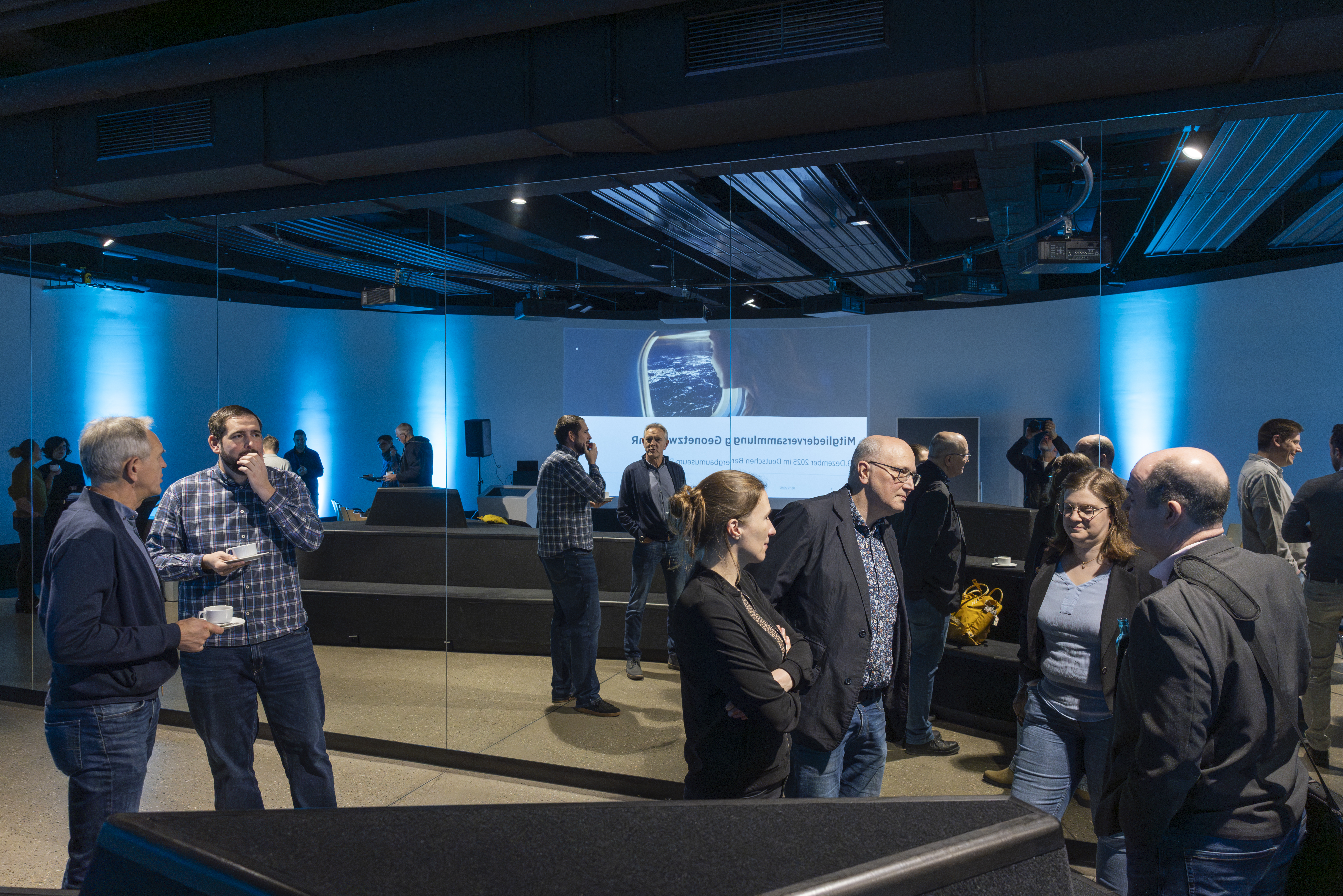 Netzwerken, viele Personen im Gespräch Netzwerken, viele Personen im Gespräch