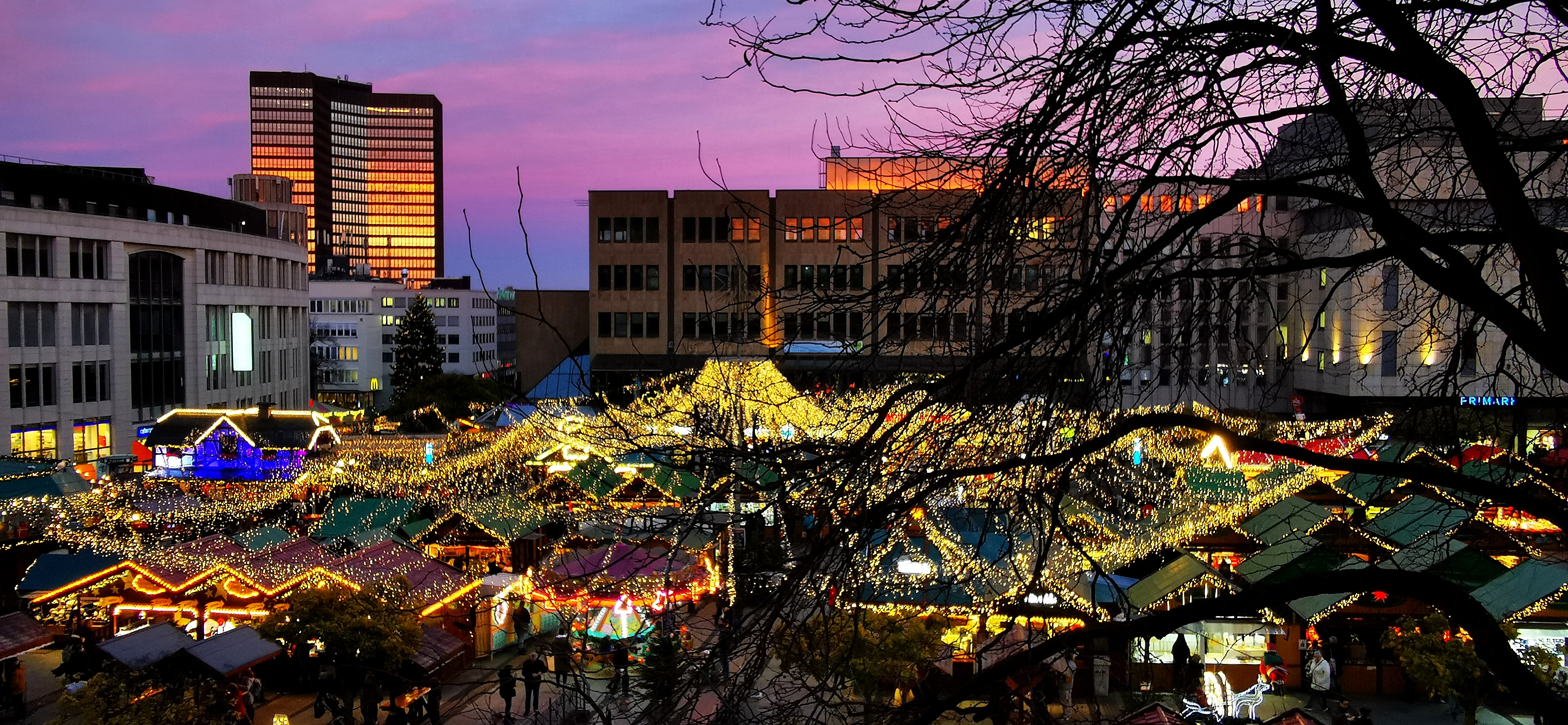 beleuchteter Weihnachtsmarkt der Stadt Essen 